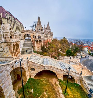 Budapeşte, Macaristan 'ın en önemli yerlerinden biri olan Balıkçı Kalesi' nin taş merdiveni.