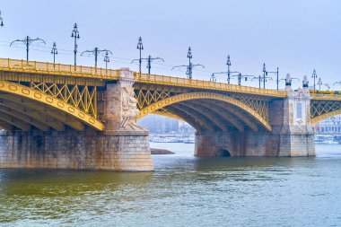 Margaret Köprüsü, Budapeşte, Macaristan 'ın taş sütununda Herkül' ün kabartma heykeli.