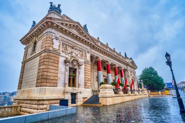 Budapeşte, Macaristan 'daki Budapeşte Sarayı' ndaki Hunyadi Court binasının ana muhafız binasında hoş bir geleneksel kafe.