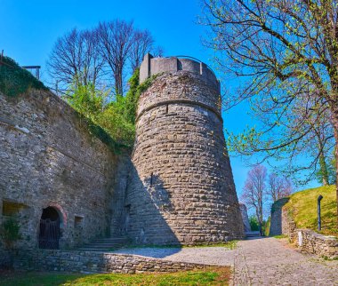 Ortaçağ taş duvarı ve korunmuş San Vigilio Kalesi, Bergamo, İtalya