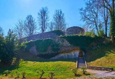 Ortaçağ San Vigilio Kalesi, Bergamo, İtalya 'nın dağlık yamaçlarındaki güzel yeşil park.