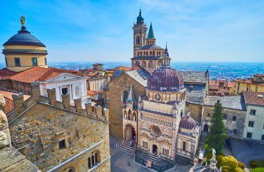 Ortaçağ Piazza Duomo 'sunun üst manzarası süslü taş Cappella Colleoni, Santa Maria Maggiore Bazilikası ve Bergamo Katedrali, İtalya