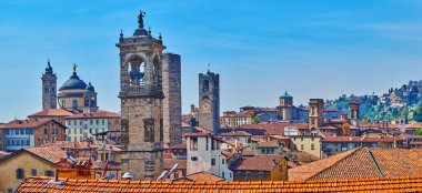 Rocca di Bergamo parkından Panorama, Citta Alta 'nın kırmızı kiremit çatıları ve şehir kiliseleri ve saraylarının ortaçağ taş kuleleri, İtalya