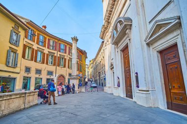 Colonna 'daki Sant' Alessandro Bazilikası 'nın beyaz oyma taş cephesi ve önünde antik Colonna del Crotacio, Bergamo, İtalya