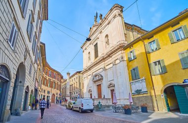 Colonna 'daki Sant' Alessandro Ortaçağ Bazilikası 'nın heykeli ve yanında Colonna del Crotacio, Citta Bassa, Bergamo, İtalya