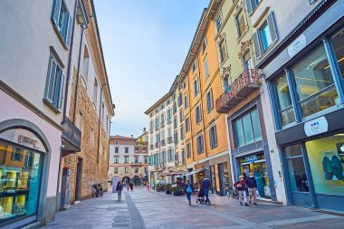 BERGAMO, İtalya - 7 Nisan 2022: Citta Bassa (aşağı kasaba) yürüyüşünün tadını çıkarın, Via XX Settembre, Bergamo, İtalya