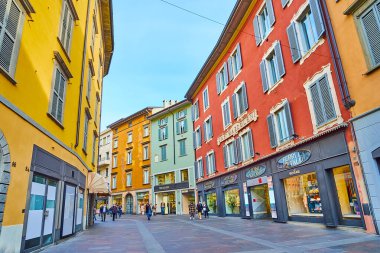 BERGAMO, İtalya - 7 Nisan 2022: Via XX Settembre turist dükkanları, marka butikleri ve bir sürü kafe ve restoran, Bergamo, İtalya