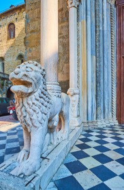 Taş aslan heykeli, Porta dei Leoni Bianchi 'nin sütununu tutuyor, Santa Maria Maggiore Bazilikası, Bergamo, İtalya