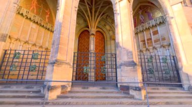 St Vitus Katedrali 'nin Ortaçağ Altın Kapısı dikey panorama. Son Hüküm Mozaiği, Hradcany, Prag, Çekçe