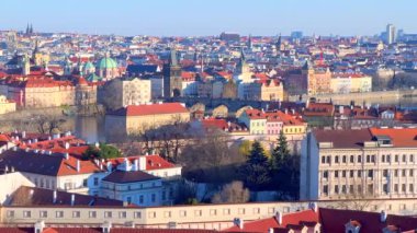 Stare Mesto Panoraması (Eski Şehir), Vltava Nehri köprüleri, Mala Strana (Küçük Mahalle) çatıları, St Nicholas Kilisesi Kubbesi ve güneşli Petrin Tepesi, Prag, Çek Cumhuriyeti