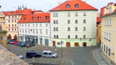 Mala Strana 'da Na Kampes Caddesi Panorama' da eski evler ve Mala Strana Köprüsü ile ortaçağ Charles Köprüsü, Prag, Çek Cumhuriyeti