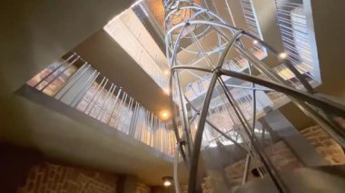 Prag, Çek Cumhuriyeti 'ndeki ortaçağ eski belediye binasının kulesindeki fütüristik cam metal asansör.