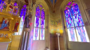 Renkli vitray pencereli Eski Şehir Şapeli Panoraması, Eski Şehir Madonna 'sının tarihi sunağı ve duvarlarında eski ortaçağ freskleri, Prag, Çek