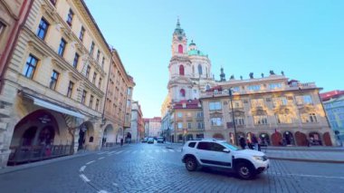 Tarihi konakları olan Malostranske Meydanı panoraması, St Nicholas Kilisesi, yoğun trafik ve klasik tramvaylar, Prag, Çek Cumhuriyeti