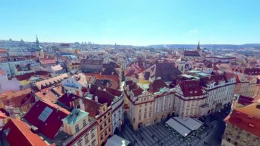 Eski Şehir (Stare Mesto) kırmızı kiremit çatıları, St Nicholas Kilisesi, antika renkli kasaba evleri, St Vitus Katedrali ve Petrin Tepesi arka planda eski belediye binası saat kulesinin tepesinden, Prag, Çek Cumhuriyeti