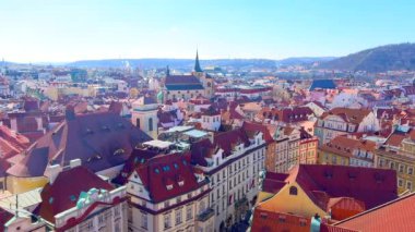 Eski Şehir Panorama 'sı (Stare Mesto) kırmızı kiremit çatıları, kilise çanakları, Petrin Tepesi ve St. Vitus Katedrali ile Eski Şehir Saat Kulesi' nin tepesinden, Prag, Çek Cumhuriyeti