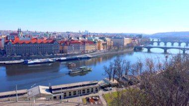 Prag şehri Letna Tepesi 'nin tepesinden, Vltava Nehri' ni yüzen tekne ve köprülerle, Prag bölgelerini, Çek bölgesini,