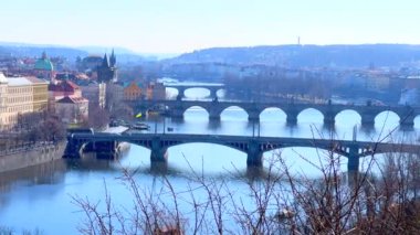 Vltava Nehri üzerindeki Prag köprülerinin panoramik manzarası ve Çek Cumhuriyeti 'nin Letna Tepesi' nin tepesinden tarihi bölgelerin konutları