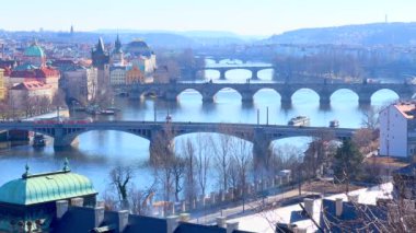 Letna Hill perspektifinden Vltava Nehri ve üzerinden geçen histroik köprüler (Manes Köprüsü, Charles Köprüsü, Lejyon Köprüsü), Prag, Çek Cumhuriyeti