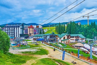 Ukrayna, Bukovel 'deki otel ve restoranlara karşı Bukovel Dağı' na giden kaykaykaycı.