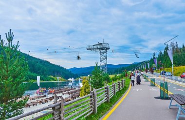 Yeşil dağ manzaralı Molodist Gölü 'nün keyfini çıkarın. Turistler, Bukovel ve Ukrayna için halat ve banklar.