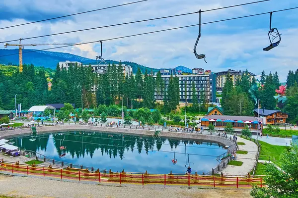 Sandalye asansörü Trout Pond, Bukovel dağ tatil köyü, Karpatlar, Ukrayna 'nın otelleri ve mağazaları