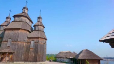 Zaporizhian Panoraması Kazakların kurin evleri, eski ahşap Ortodoks Ortodoks Kilisesi ve kalenin etrafındaki Hortytsia Adası, Zaporizhzhia, Ukrayna