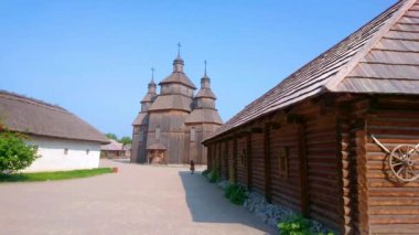 Ortodoks Kazak Müdahale Kilisesi (Pokrovska Tserkva), Zaporizhian Sich scansen, Khorytsia Adası, Zaporizhzhia, Ukrayna 'daki Zaporizhian Konağının evleri ve idari binaları arasında yer almaktadır.