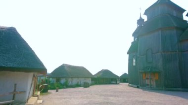 Zaporizhian Sich Tarayıcısı ile yeniden inşa edilmiş evler ve güzel kereste Kazak Şefaat Kilisesi (Pokrovska Kilisesi), Zaporizhzhia, Ukrayna