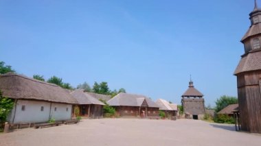 Khorytsia Adası 'nda bulunan tarihi ve kültürel kompleks Zaporizhian Sich scansen' i keşfedin ve yeniden inşa edilmiş evler ve ahşap Kazak Şefaat Kilisesi, Zaporizhzhia, Ukrayna