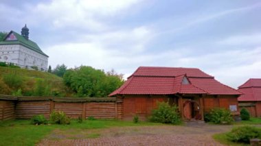 Bohdan Khmelnytsky Konutu 'nun Panoraması ve arka plandaki tepenin üstündeki manzaralı beyaz Aziz Peter ve Paul Kilisesi, Chyhyryn, Ukrayna