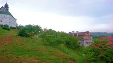 St Peter ve St Paul Kilisesi 'nin panoraması ve Bohdan Khmelnytsky' nin evi, Kazak Hetman, Chyhyryn, Ukrayna