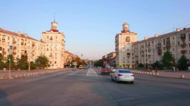 ZAPORIZHZHIA, UKRAINE - 25 Ağustos 2021: Sobornyi Prospect (Bulvar) trafiği ikiz kuleler üzerinde bir görüşe sahip - görüntünün her iki tarafındaki ünlü Sovyet Dönemi binaları, 25 Ağustos 'ta Zaporizhzhia' da