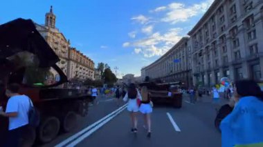 Timelapse, Khreshhatyk Bulvarı 'nda gün batımında Rus askeri teçhizat ve araçlarının sergilendiği Kyiv, Ukrayna