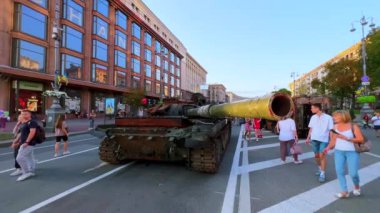 Bağımsızlık Günü, Khreshchatyk Bulvarı, Kyiv, Ukrayna 'da ele geçirilen Rus askeri teçhizatının sergilenmesi sırasında paslı tankla Khreshchatyk Panoraması