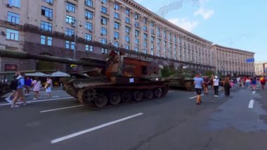 Paslı Rus askeri teçhizat ve araçlarının sergilendiği Panorama, Ukrayna Bağımsızlık Günü, Khreshhatyk Caddesi, Kyiv