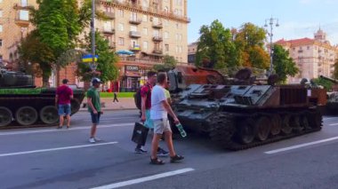 Ukrayna 'nın Khreshhatyk Bulvarı, Kyiv, Ukrayna' da Bağımsızlık Günü nedeniyle yıkılan Rus askeri teçhizat ve araçlarının sergilenmesinde bozuk tankları, howitzerleri, kendinden tahrikli topları olan panorama