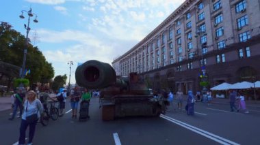 Ukrayna 'nın Bağımsızlık Günü dolayısıyla Ukrayna' nın Khreshhatyk Bulvarı, Kyiv, Ukrayna 'da yıkılan Rus askeri teçhizat ve araçları sergisinde ele geçirilen Havan topu Msta