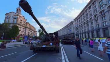 Ukrayna 'nın başkenti Kyiv' de imha edilen Rus araç ve teçhizatının sergilendiği yerde Rus Msta topçuları imha edildi.