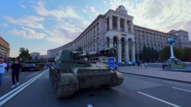 Meydan Nezalezhnosti ve Khreshhatyk Bulvarı paslı imha edilmiş tank ve topçu parçalarıyla Bağımsızlık Günü, Kyiv, Ukrayna 'da ele geçirilen Rus askeri teçhizatı sergisinde