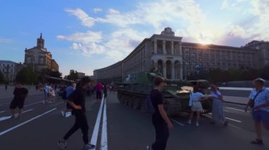 Ukrayna 'nın Bağımsızlık Günü, Khreshchatyk Bulvarı, Kyiv, Ukrayna' nın yıkılan Rus askeri teçhizatı sergisi sırasında kalabalık Khreshhatyk Bulvarı