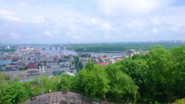 Tarihi Podil (Podol) bölgesi, Dnieper Nehri (Dnipro), Podilsky Köprüsü, yemyeşil ve Ukrayna 'nın başkenti Andrew' s Hill 'den Trukhaniv Adası' nın Panoraması