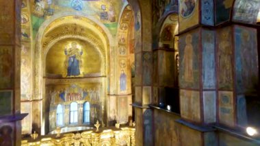 KYIV, UKRAINE - 18 Mayıs 2021: 18 Mayıs 'ta Kyiv' deki Aziz Sophia Katedrali 'nin korosundaki ortaçağ freskli duvarları, kasası ve maymunu, etkileyici Bizans mozaikleriyle kaplı, 18 Mayıs' ta Kyiv 'de