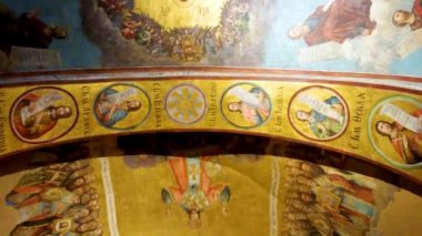 KYIV, UKRAINE - 18 Mayıs 2021: 18 Mayıs 'ta Kyiv' de Aziz Sophia Katedrali 'nin süslenmiş ortaçağ freskli mahzeni, Bakire Meryem, İsa, Azizler ve Bakire Oranlarla mozaik maymun resimleriyle süslenmiştir.