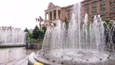 KYIV, UKRAINE - 18 Mayıs 2021: Meydan Nezalezhnosti Panoraması (Independence Square) çeşmeleri, Ana Postane Binası, Kyiv Konçertosu (Ulusal Müzik Akademisi) ve Bağımsızlık Anıtı, 18 Mayıs 'ta Kyiv' de