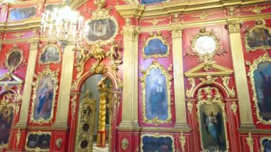 KYIV, UKRAINE - 18 Mayıs 2021: 18 Mayıs 'ta Kyiv' de Kyiv Kilisesi 'nin güzel oymalar ve resim simgeleriyle kırmızı-altın barok simgesi