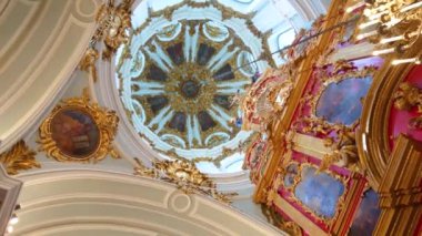 KYIV, UKRAINE - 18 Mayıs 2021: 18 Mayıs 'ta Kyiv' de, St. Andrew Kilisesi 'nin yaldız kaplama ve tablolarla süslenmiş çarpıcı Barok kubbesinin dönüşümlü manzarası