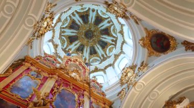 KYIV, UKRAINE - 18 Mayıs 2021: 18 Mayıs 'ta Kyiv' de St. Andrew Kilisesi 'nin süslü Barok Kubbesi' nde yaldızlı, sıva kaplama ve tablolarla
