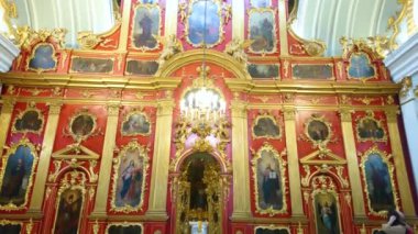 KYIV, UKRAINE - 18 Mayıs 2021: 18 Mayıs 'ta Kyiv' de oymalar, yaldızlar ve boyalı simgelerle süslenmiş Aziz Andrew Kilisesi 'nin şaheser ahşap barok ikonostaz panoraması