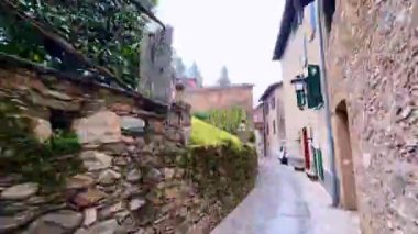 Tarihi mimari ve kaotik dar sokaklar olan Ticino, İsviçre 'nin eski Comano köyünde yürüyüşün tadını çıkarın.